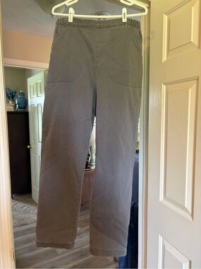 Women’s Casual Straight-Leg Pants in grey